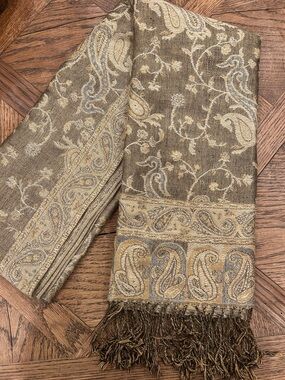 Elegant Paisley Fringe Scarf in Brown and Gold